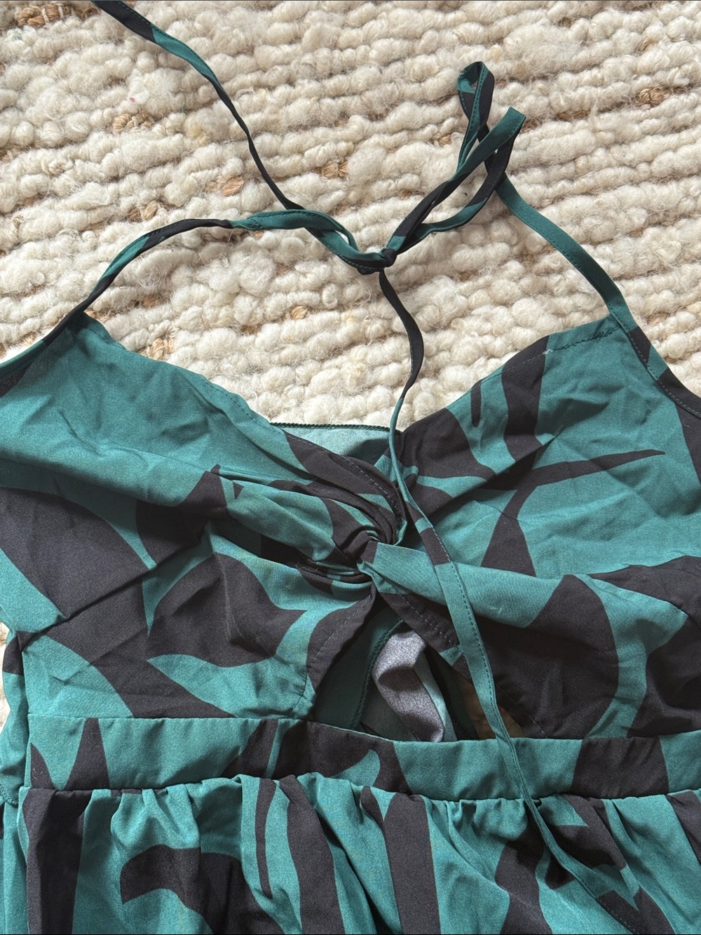 💚NeW Yozy  Green Halter Maxi Dress with Black Leaf Print - Picture 3 of 3